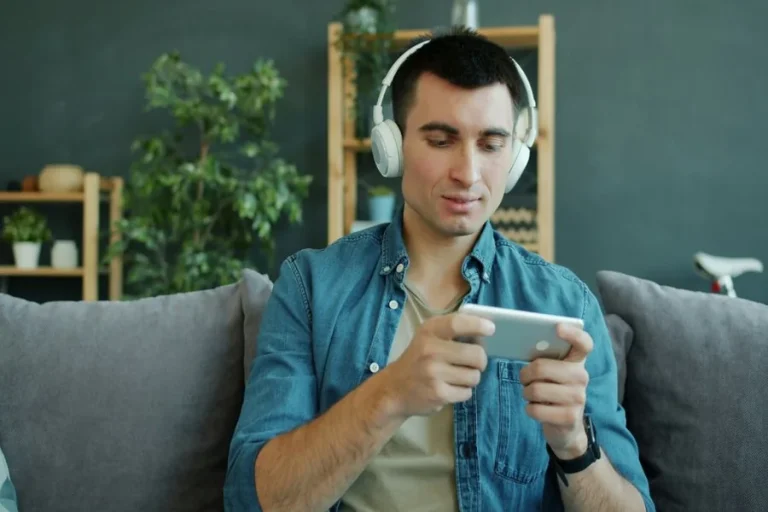 How Online Entertainment Shapes Daily Habit