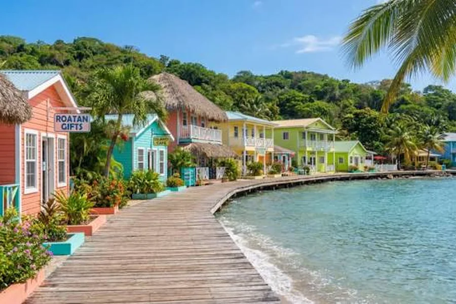 is roatan safe